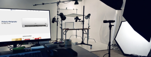 Phòng chụp studio với một số loại thiết bị ánh sáng