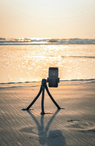 Sử dụng tripod khi dùng điện thoại chụp hoàng hôn trên biển